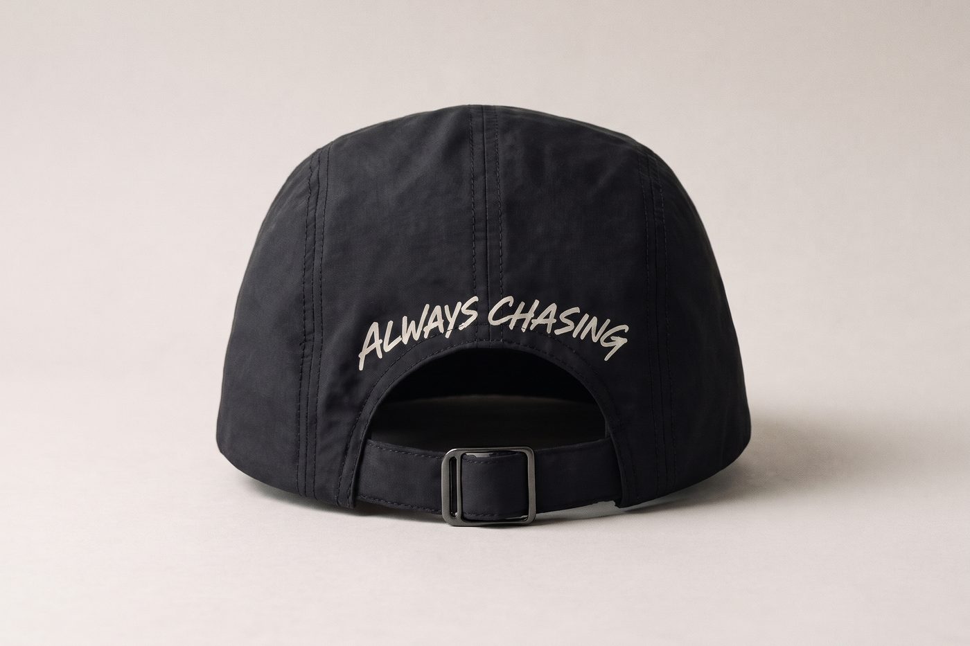 Costas do boné There Is No Finish Line com ALWAYS CHASING
